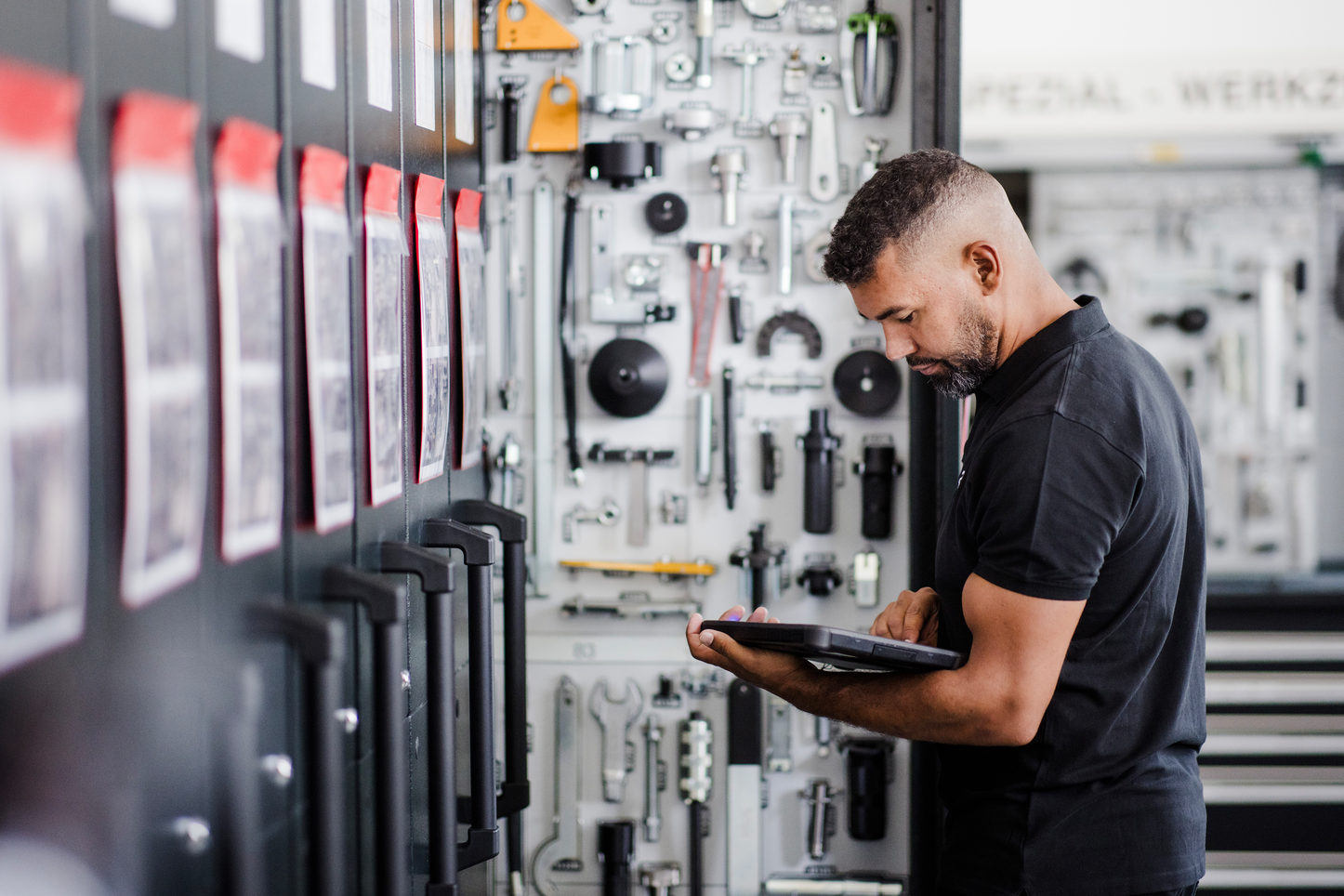 Digitale überprüfung von Werkzeugspezifikationen 2W Mitarbeiter überprüft Werkzeugspezifikationen mit einem Tablet